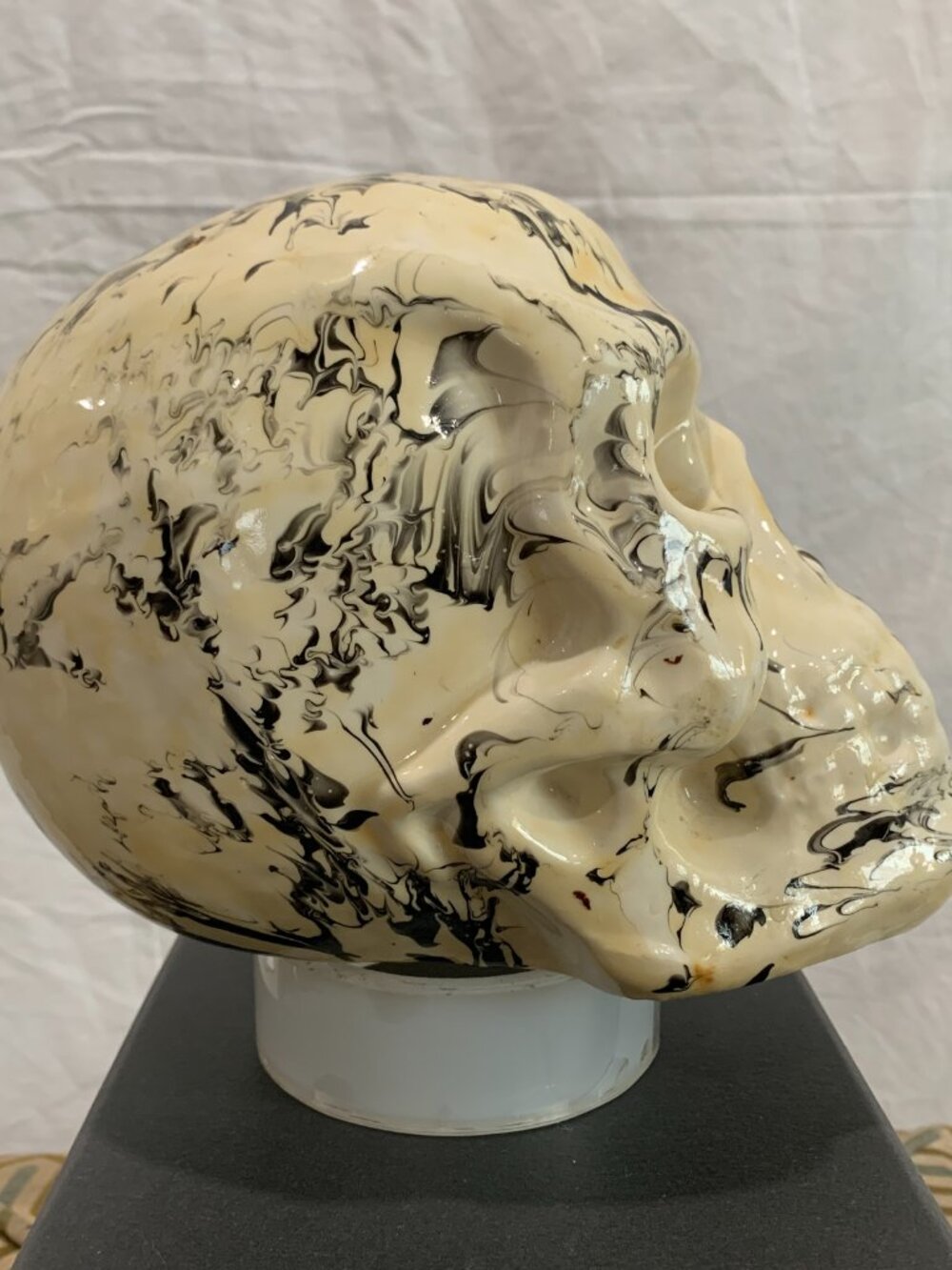 Modern Glossy Splatter Paint Skull Figurine - Abstract Acrylic Decor - White & M